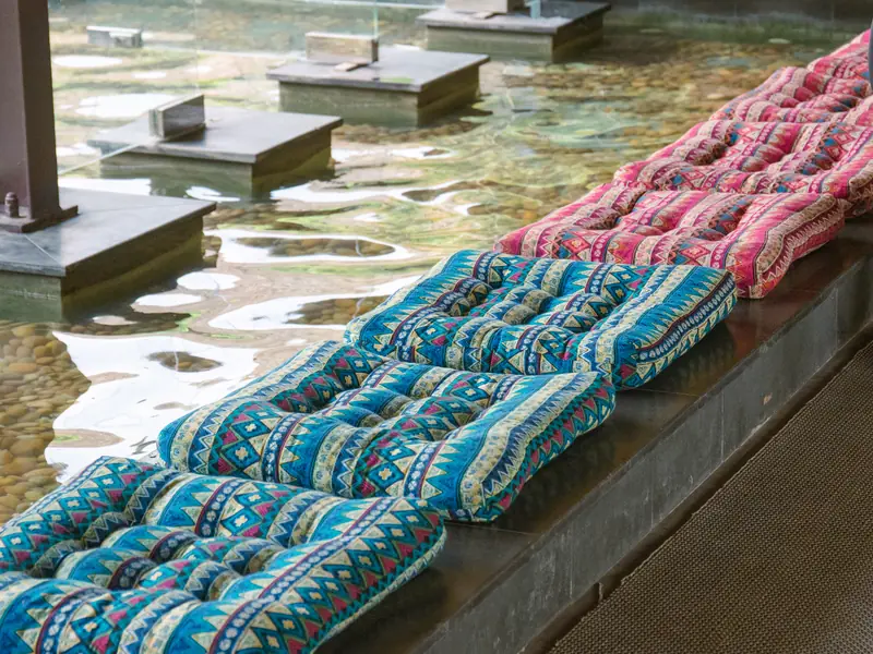Đệm thổ cẩm Mường xếp bên bể ngâm chân khoáng tại La Zen Spa