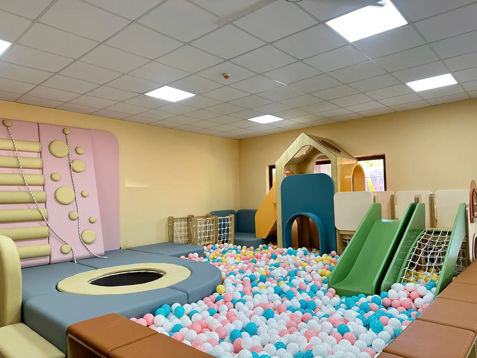 Kid's Club ở Mandala Retreats Kim Bôi: góc chơi trong nhà của Mandala Kim Bôi cho bé, bể bóng nhiều màu, cầu trượt, tường leo