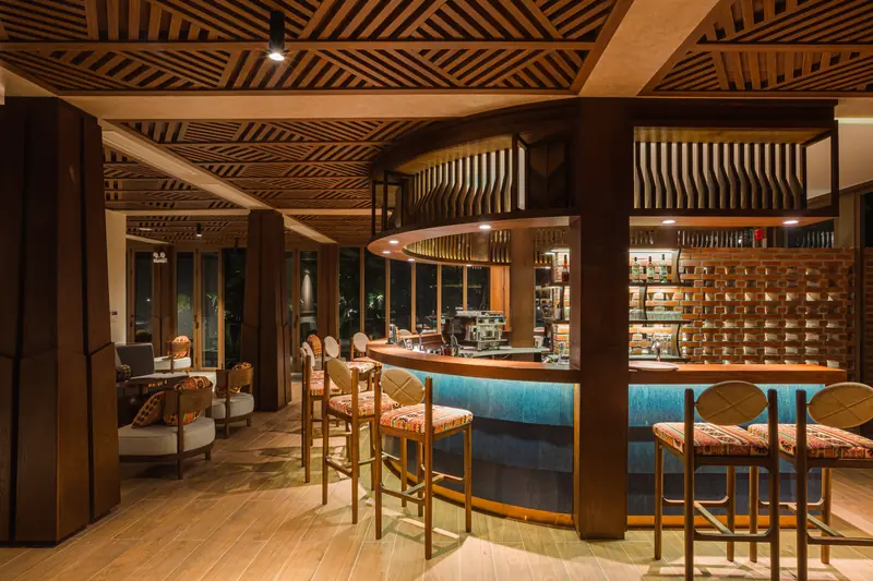 Quầy La Men Bar tròn bằng gỗ, ghế bọc thổ cẩm dưới trần gỗ đan