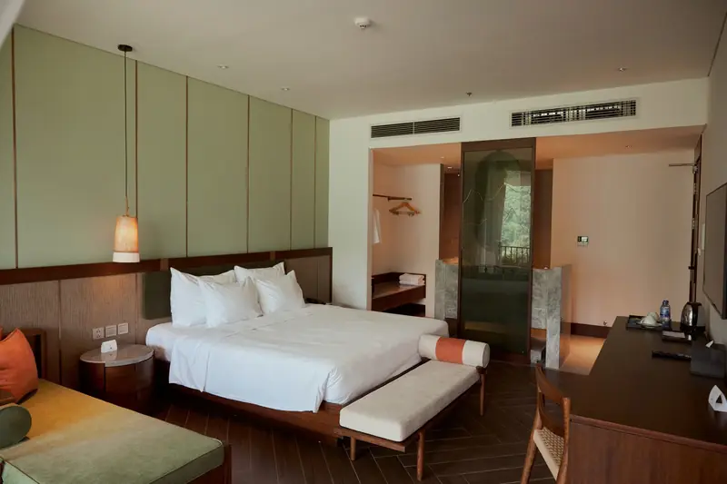 Phòng Junior Suite giường đôi, ghế dài và tủ gỗ