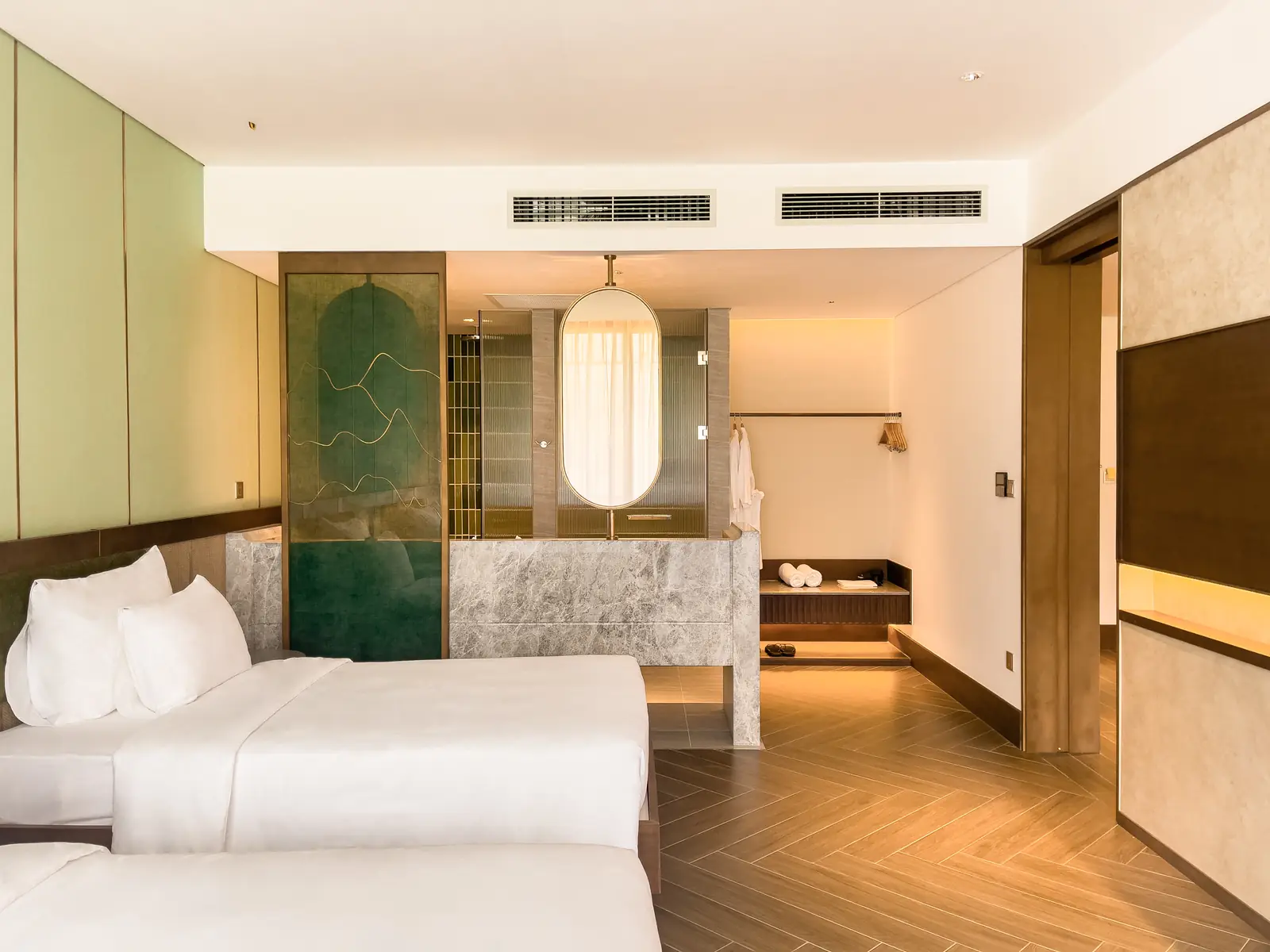 Phòng Family Suite có 2 giường lớn, khu rửa mặt đá và vách kính phía sau