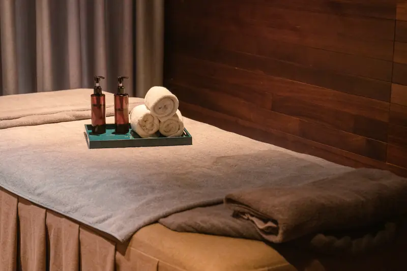 Phòng spa La Zen với giường massage, khăn và tinh dầu
