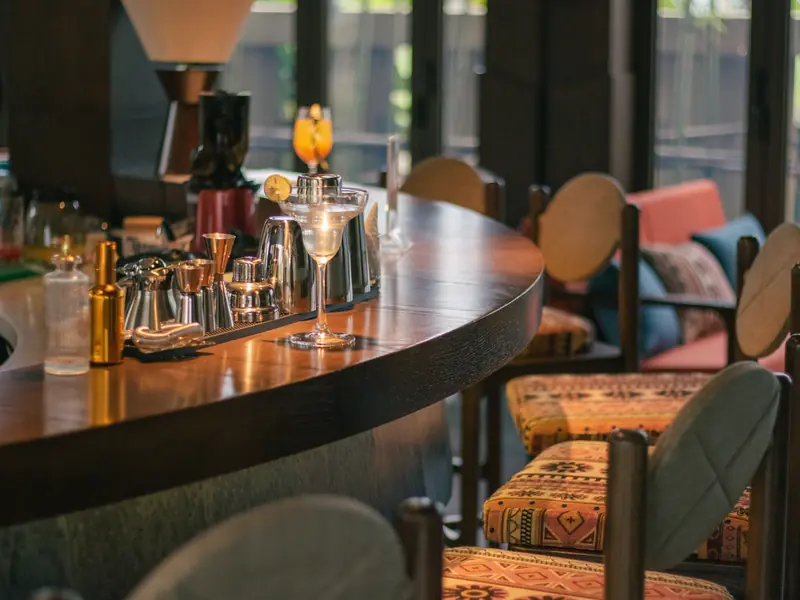 Quầy La Men Bar bằng gỗ, ghế cao bọc thổ cẩm