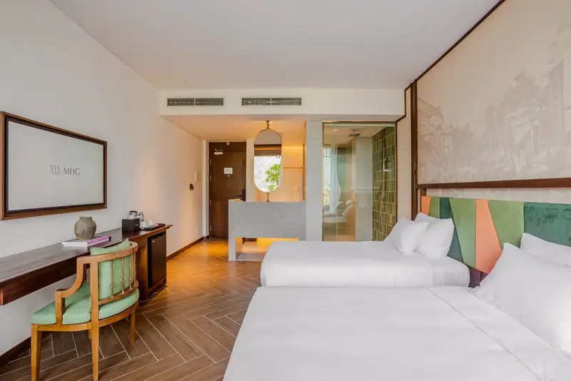 Phòng 2 giường đơn, cửa kính lớn nhìn ra núi