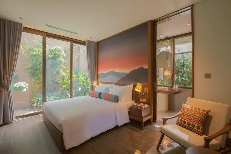 Phòng ngủ villa La Sen, tranh núi trên đầu giường, cửa kính ra sân
