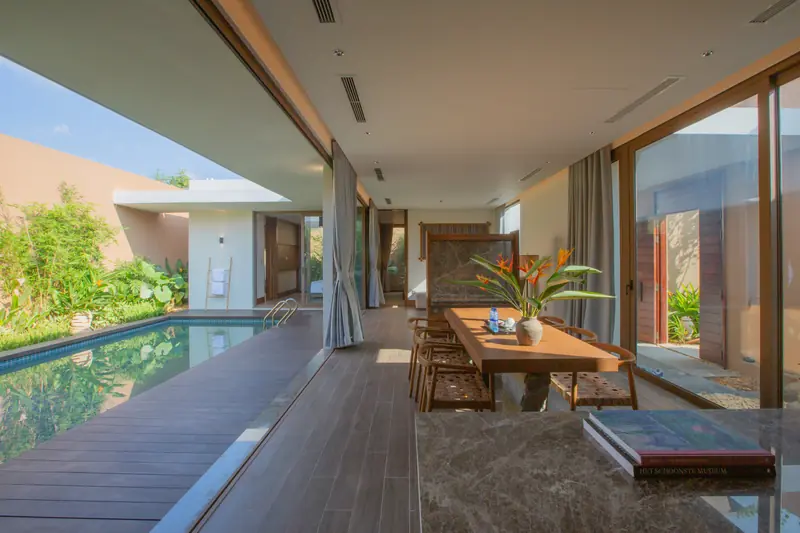 Bể bơi riêng và phòng khách mở của villa La Sen
